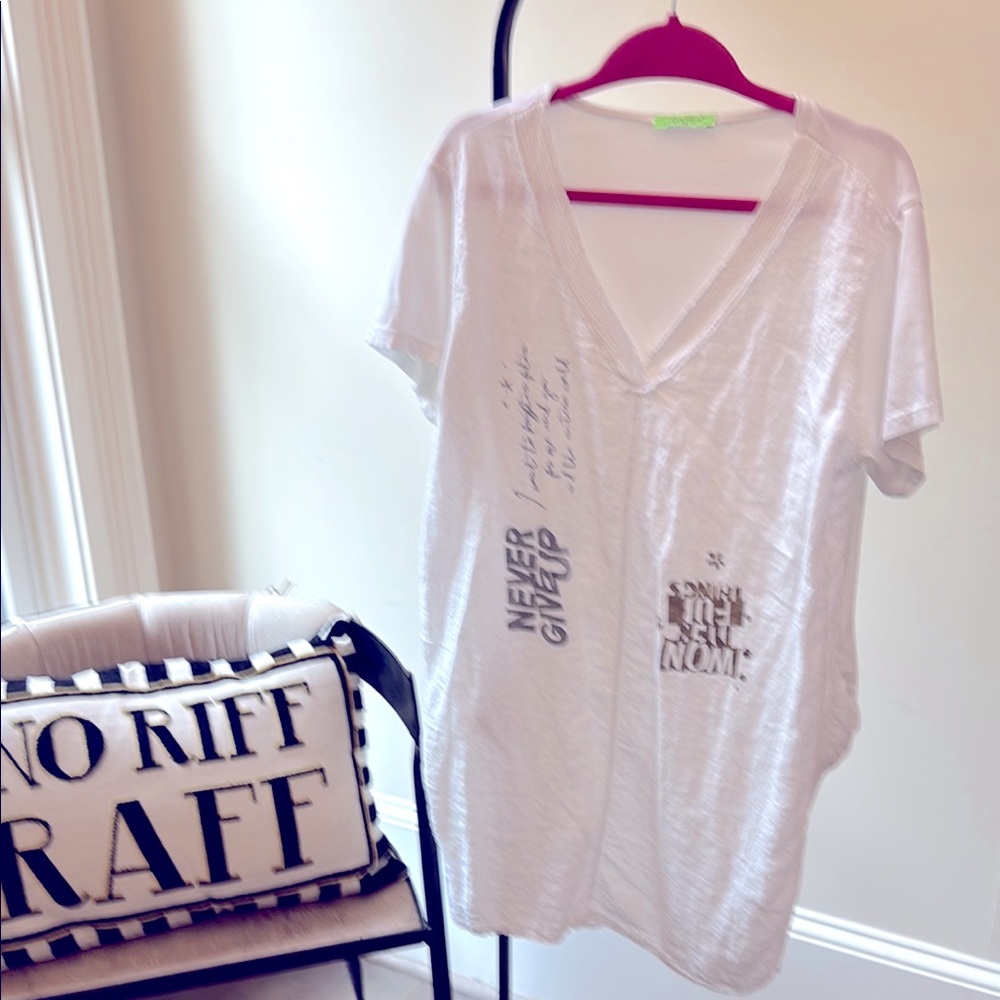 White extra long T-shirt, top or dress
Magnolia pearl Like  style !